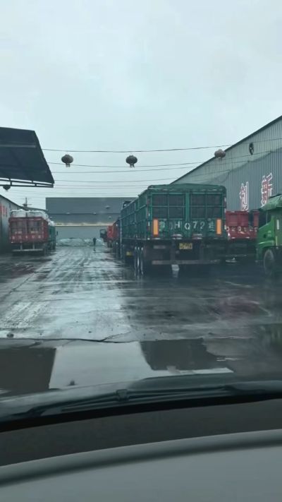 20多年有机肥厂家，下雨天也不耽误装车发货，用有机肥料选大厂家 做到了售前有服务，售后有保障。感谢每一位新老客户的支持与信任😃