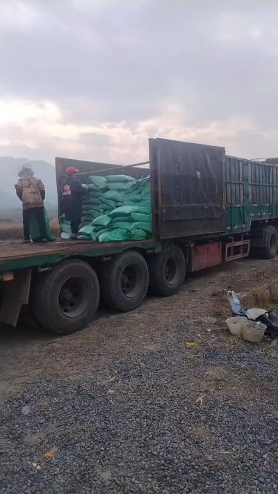 湖南药材基地卸车中