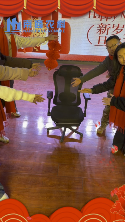 🎇 元旦快乐，温暖相伴 🎇时光匆匆，感恩 2025 年每一份支持与陪伴！从猪场到工厂，南商农科的成长，离不开每一位合作伙伴与家人的信赖！2026 年，我们将继续以贴心服务和硬核设备，陪您一路前行，养殖